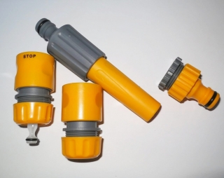 4 kusy sada - Rozstřikovač vody na zahradní hadici, konektor a spojky - 3/4" - 1/2"