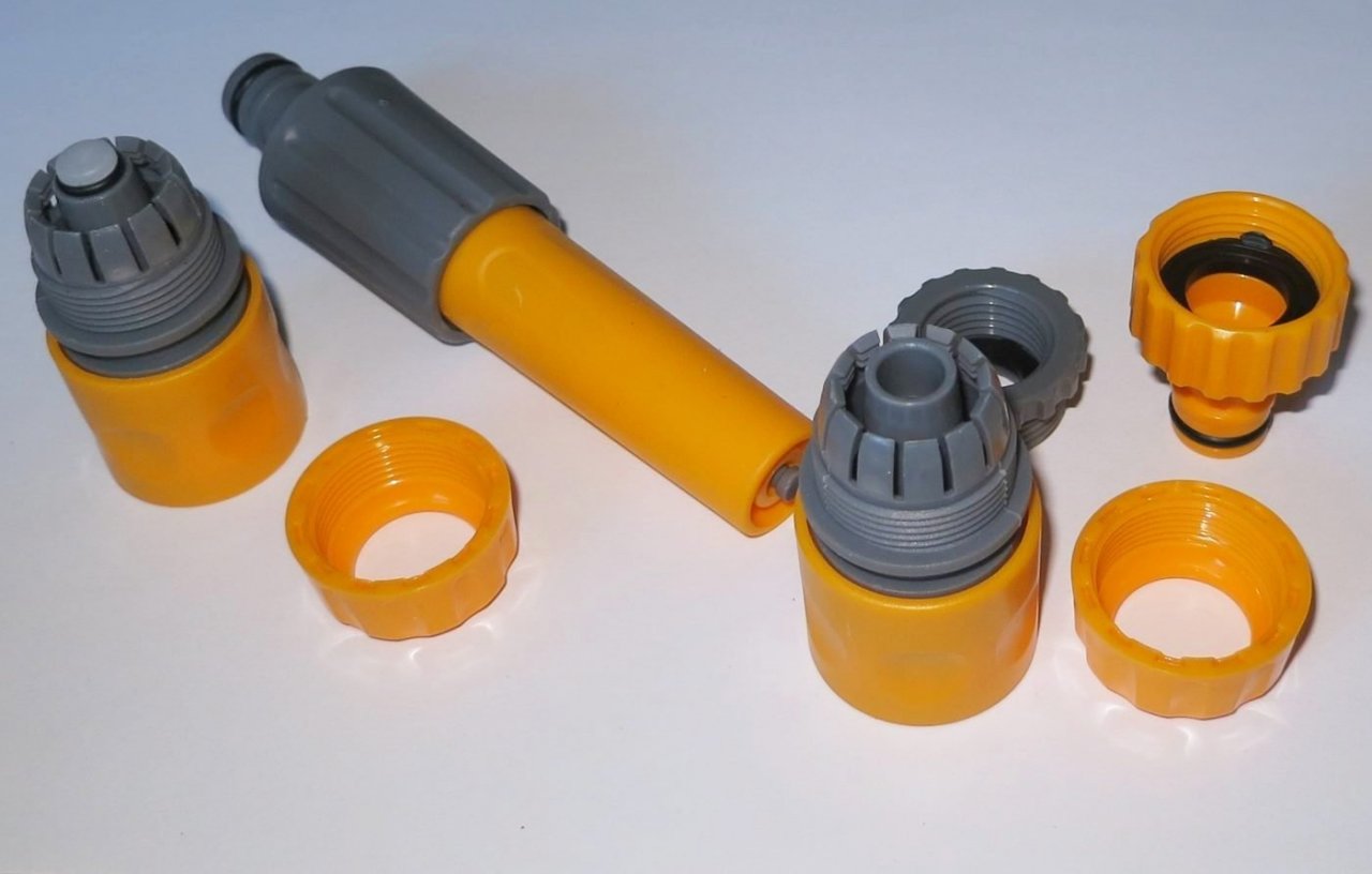 4 kusy sada - Rozstřikovač vody na zahradní hadici, konektor a spojky - 3/4" - 1/2"