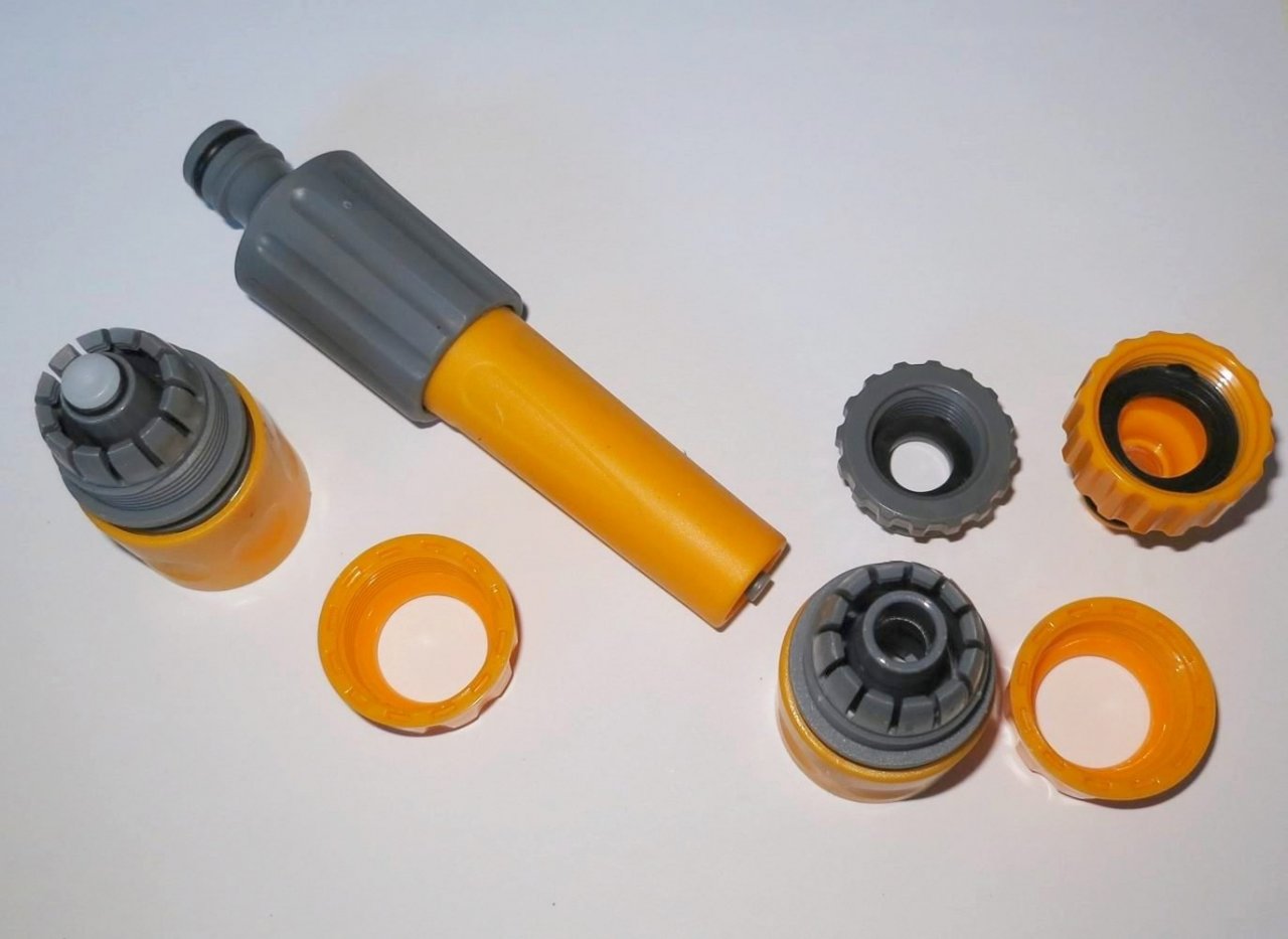 4 kusy sada - Rozstřikovač vody na zahradní hadici, konektor a spojky - 3/4" - 1/2"