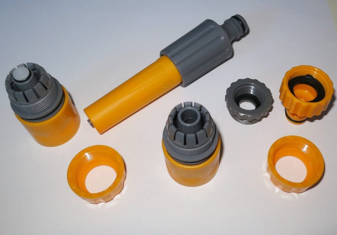 4 kusy sada - Rozstřikovač vody na zahradní hadici, konektor a spojky - 3/4" - 1/2"