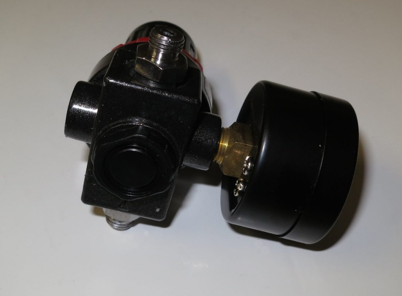 Regulátor tlaku vzduchu s manometrem 1/4 8865103