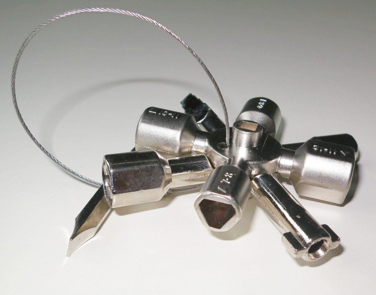 Univerzální klíč na rozvodné skříně